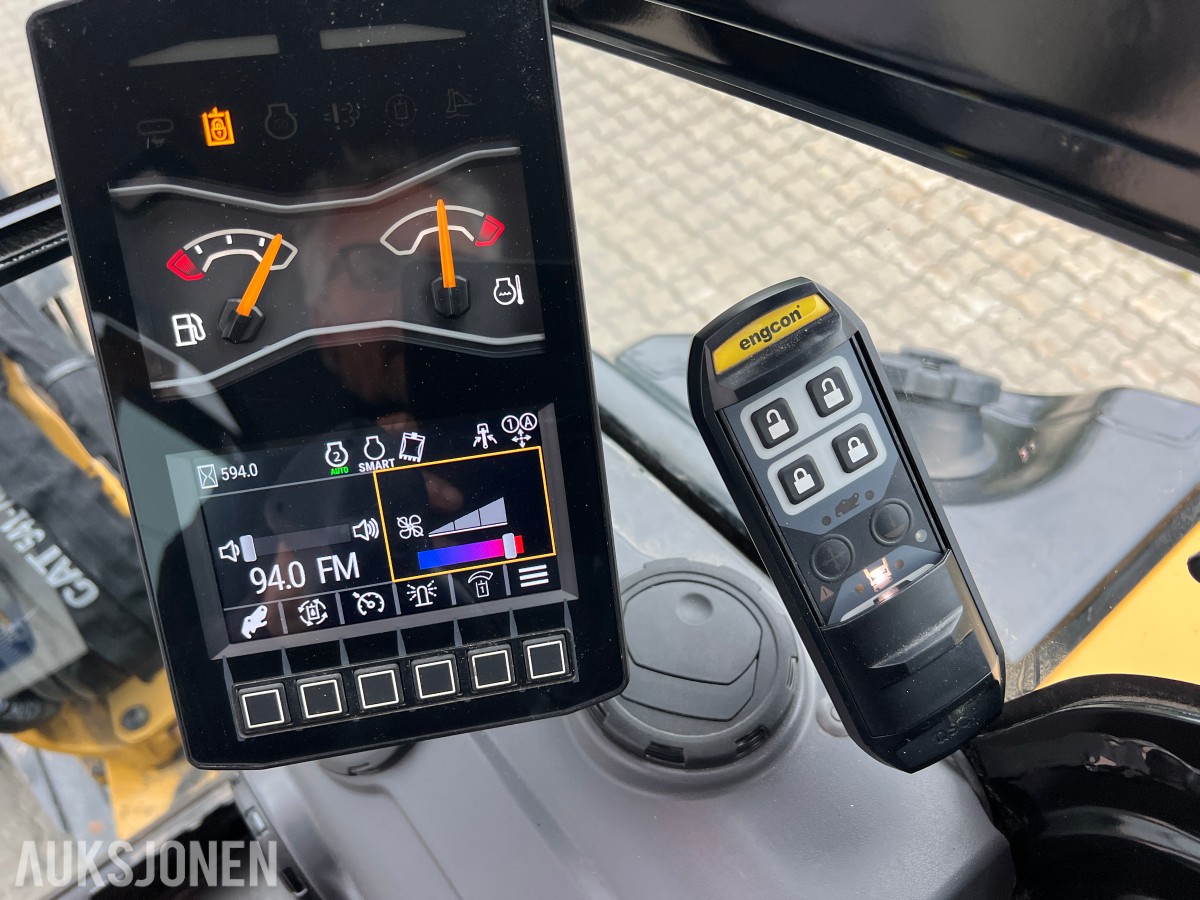 2025 Cat 302.7-07 CR. Engcon tilt, 2 skuffer.