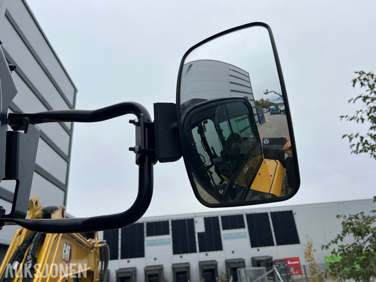 2025 Cat 302.7-07 CR. Engcon tilt, 2 skuffer.