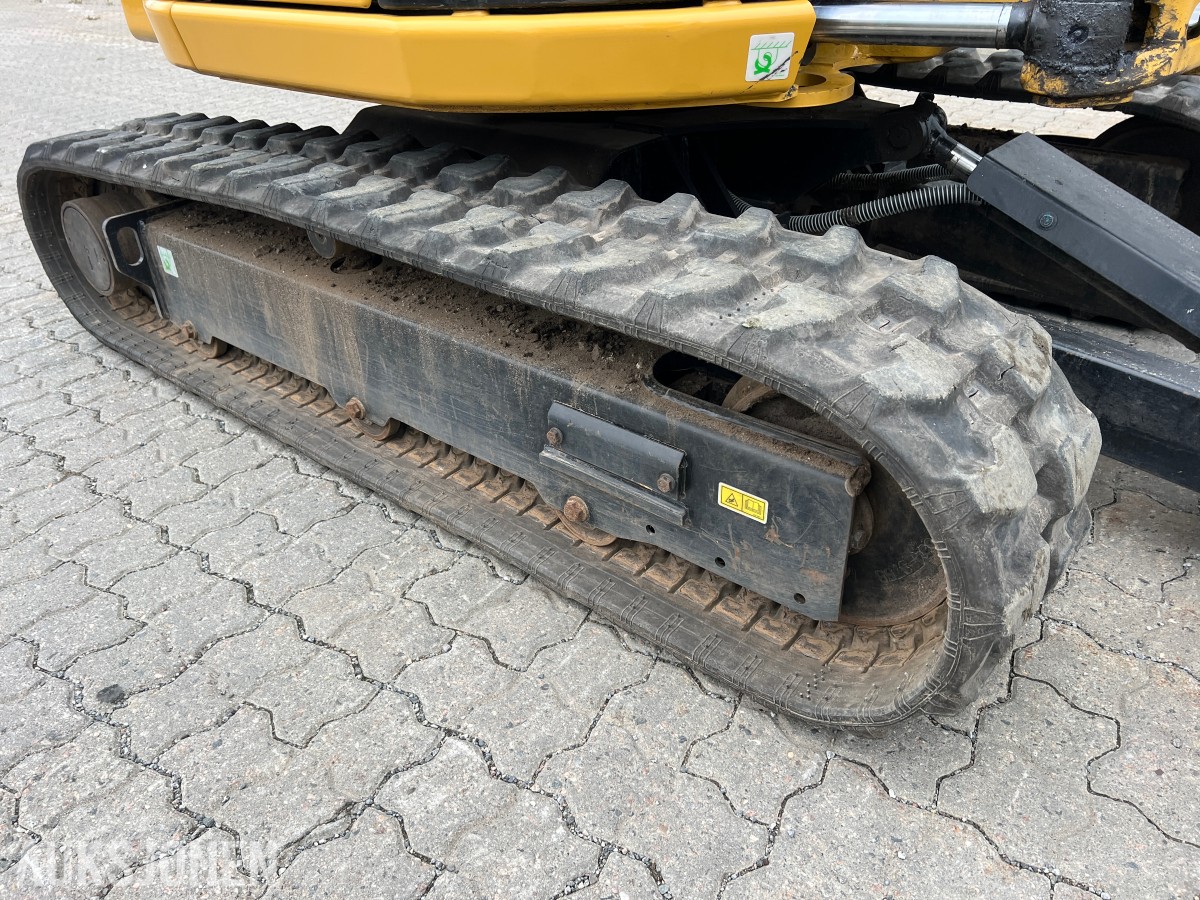 2025 Cat 302.7-07 CR. Engcon tilt, 2 skuffer.