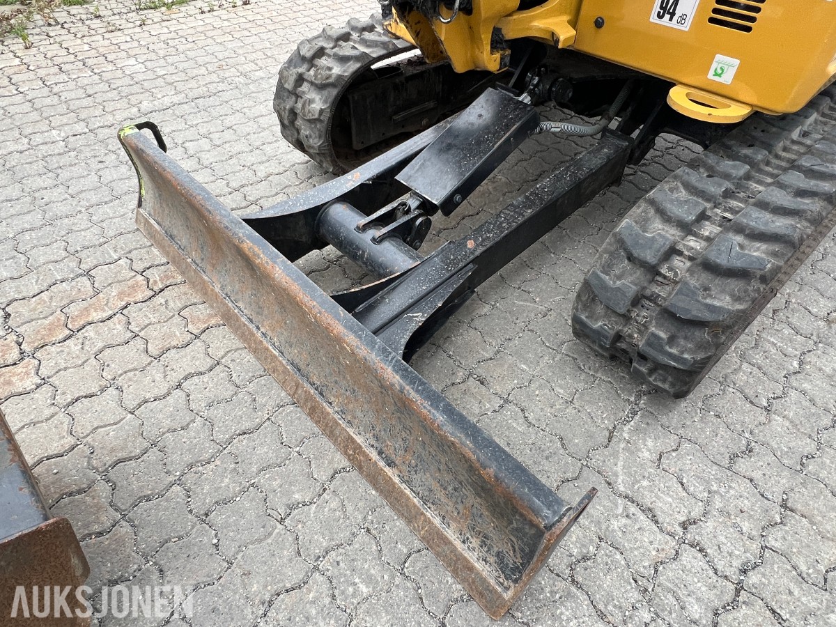 2025 Cat 302.7-07 CR. Engcon tilt, 2 skuffer.