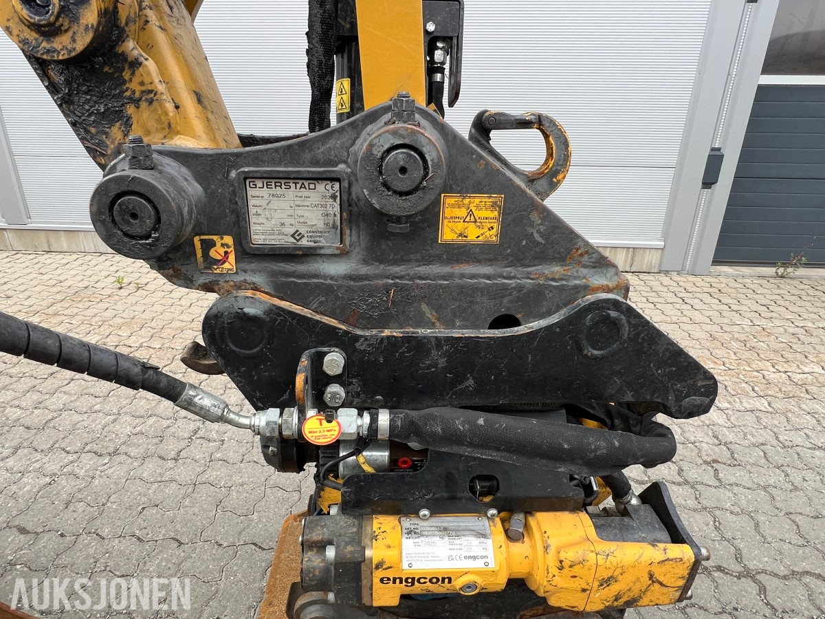 2025 Cat 302.7-07 CR. Engcon tilt, 2 skuffer.