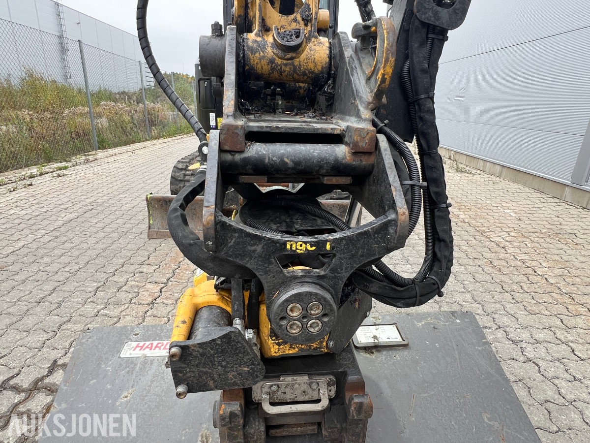 2025 Cat 302.7-07 CR. Engcon tilt, 2 skuffer.