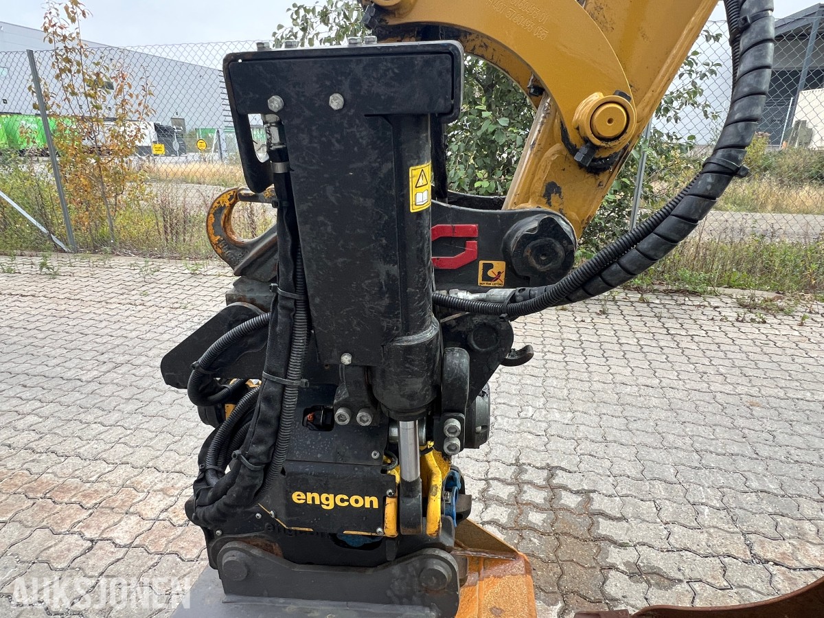 2025 Cat 302.7-07 CR. Engcon tilt, 2 skuffer.