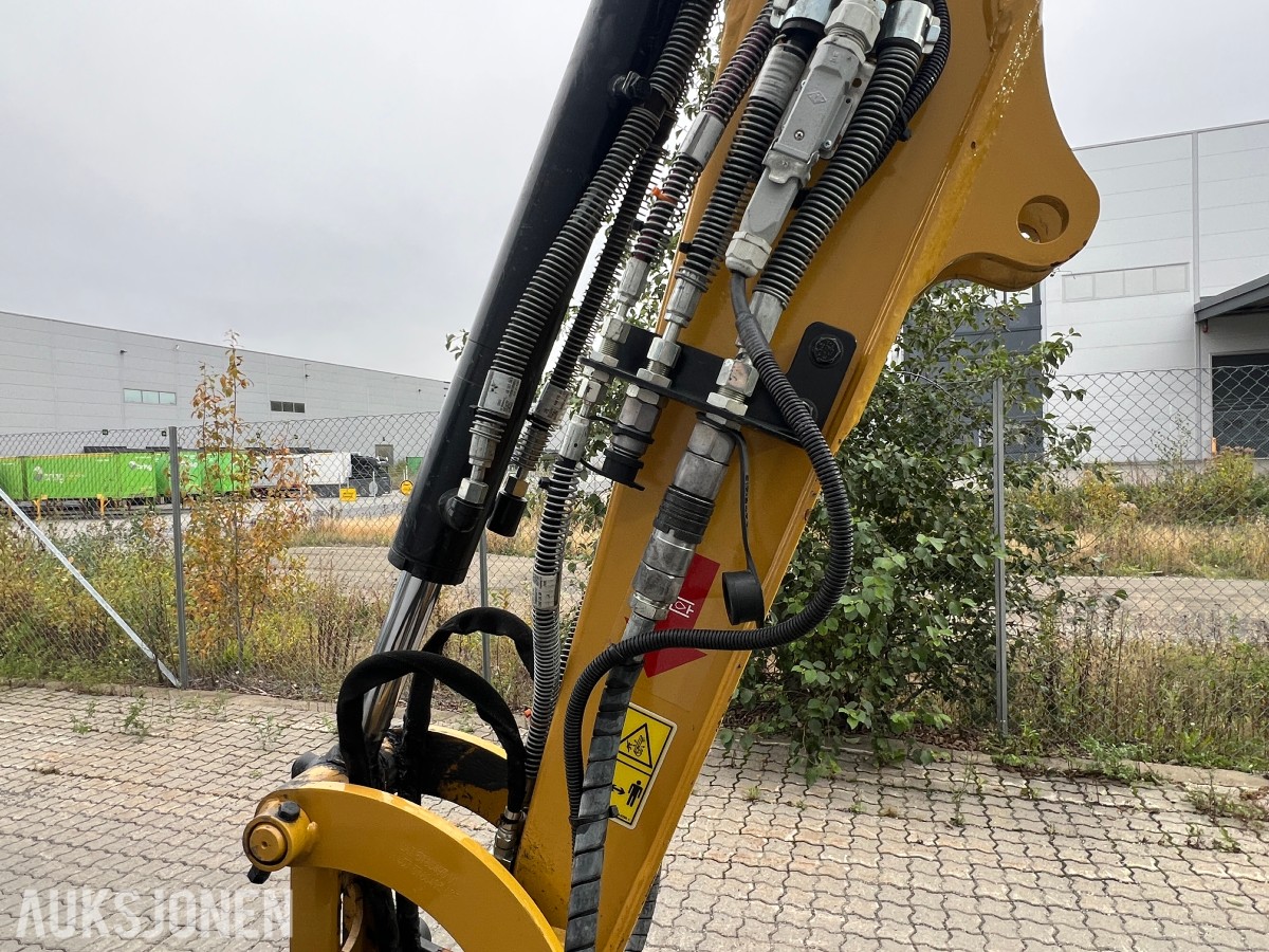 2025 Cat 302.7-07 CR. Engcon tilt, 2 skuffer.