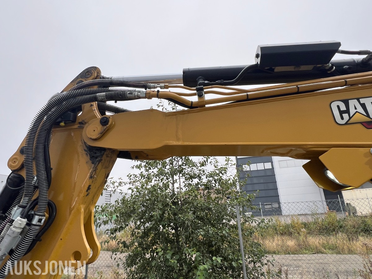 2025 Cat 302.7-07 CR. Engcon tilt, 2 skuffer.