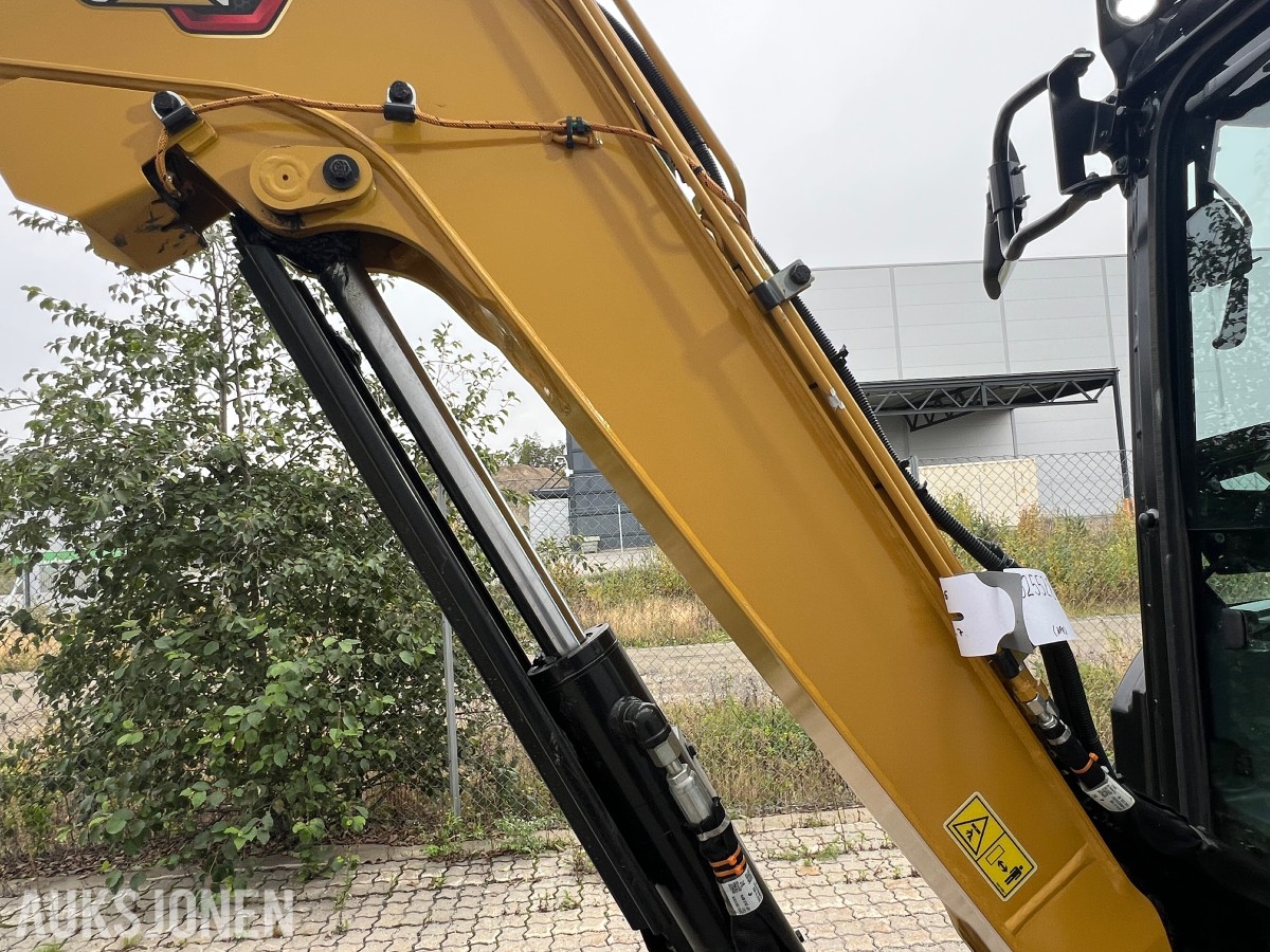 2025 Cat 302.7-07 CR. Engcon tilt, 2 skuffer.