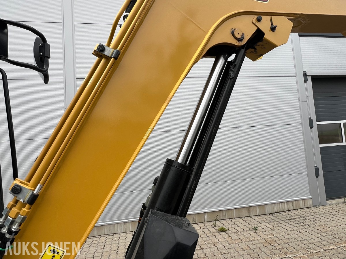 2025 Cat 302.7-07 CR. Engcon tilt, 2 skuffer.