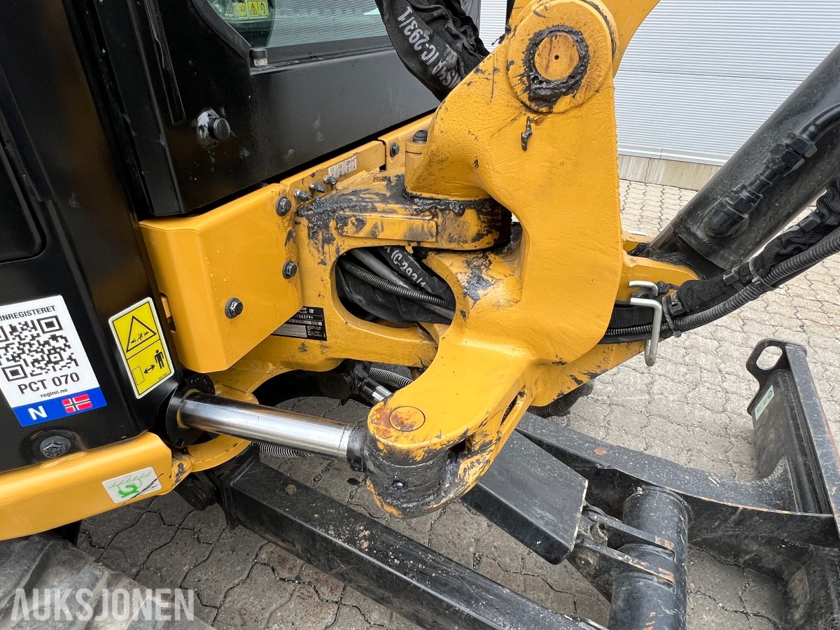 2025 Cat 302.7-07 CR. Engcon tilt, 2 skuffer.