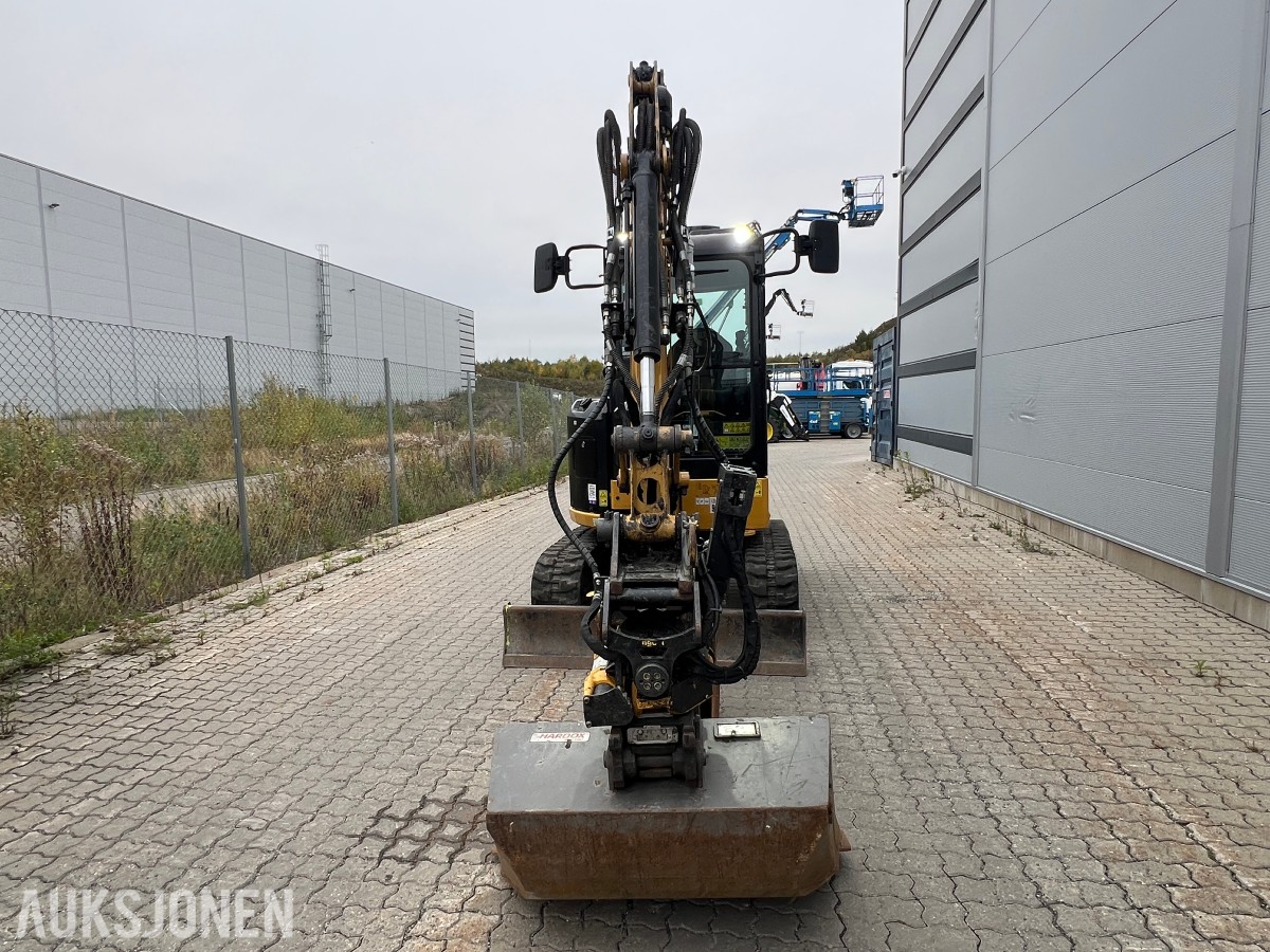 2025 Cat 302.7-07 CR. Engcon tilt, 2 skuffer.