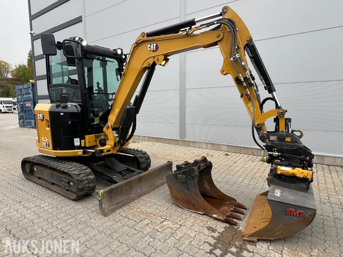2025 Cat 302.7-07 CR. Engcon tilt, 2 skuffer.