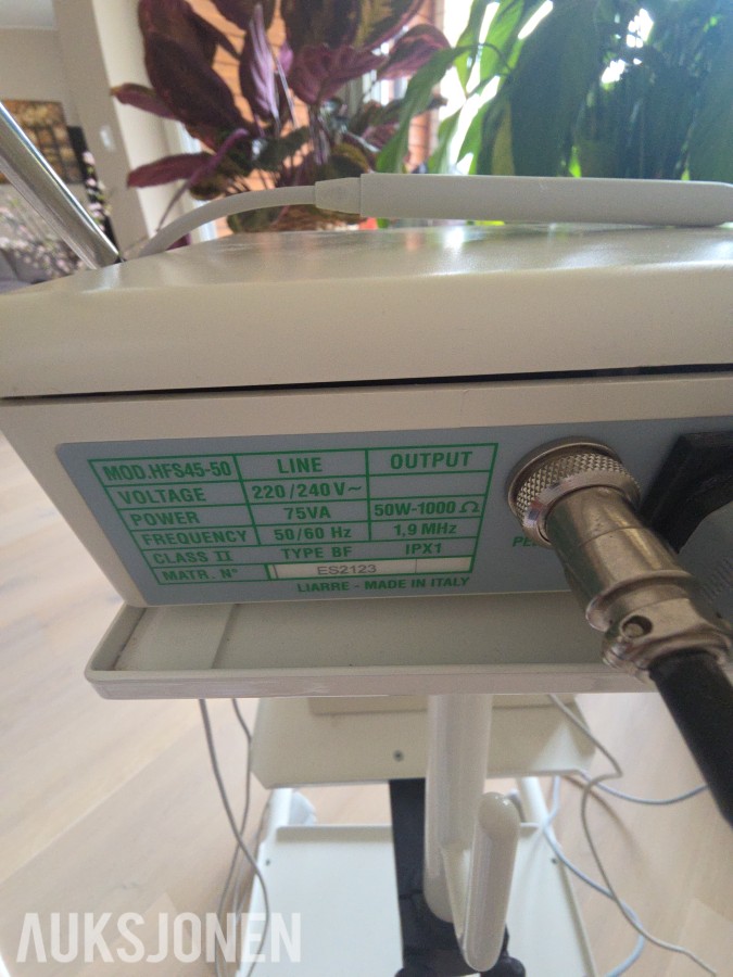 LIARRE HFS 45 HØYFREKVENT ELEKTROKIRURGISK APPARAT MED STATIV OG FOTPEDAL