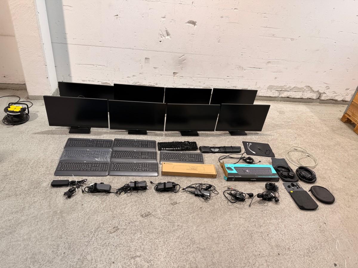 8 HP PC-skjermer med tastaturer, headset og datautstyr