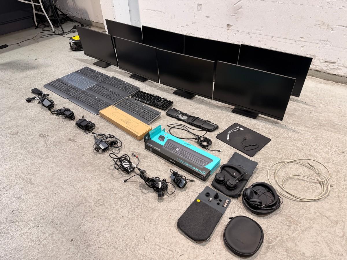 8 HP PC-skjermer med tastaturer, headset og datautstyr