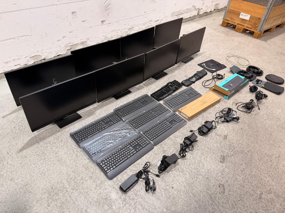8 HP PC-skjermer med tastaturer, headset og datautstyr