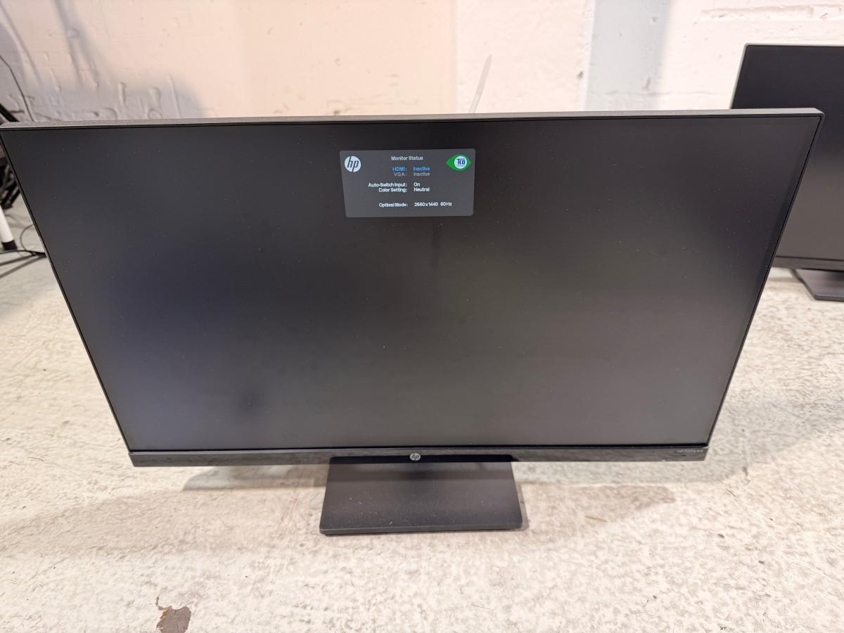 8 HP PC-skjermer med tastaturer, headset og datautstyr