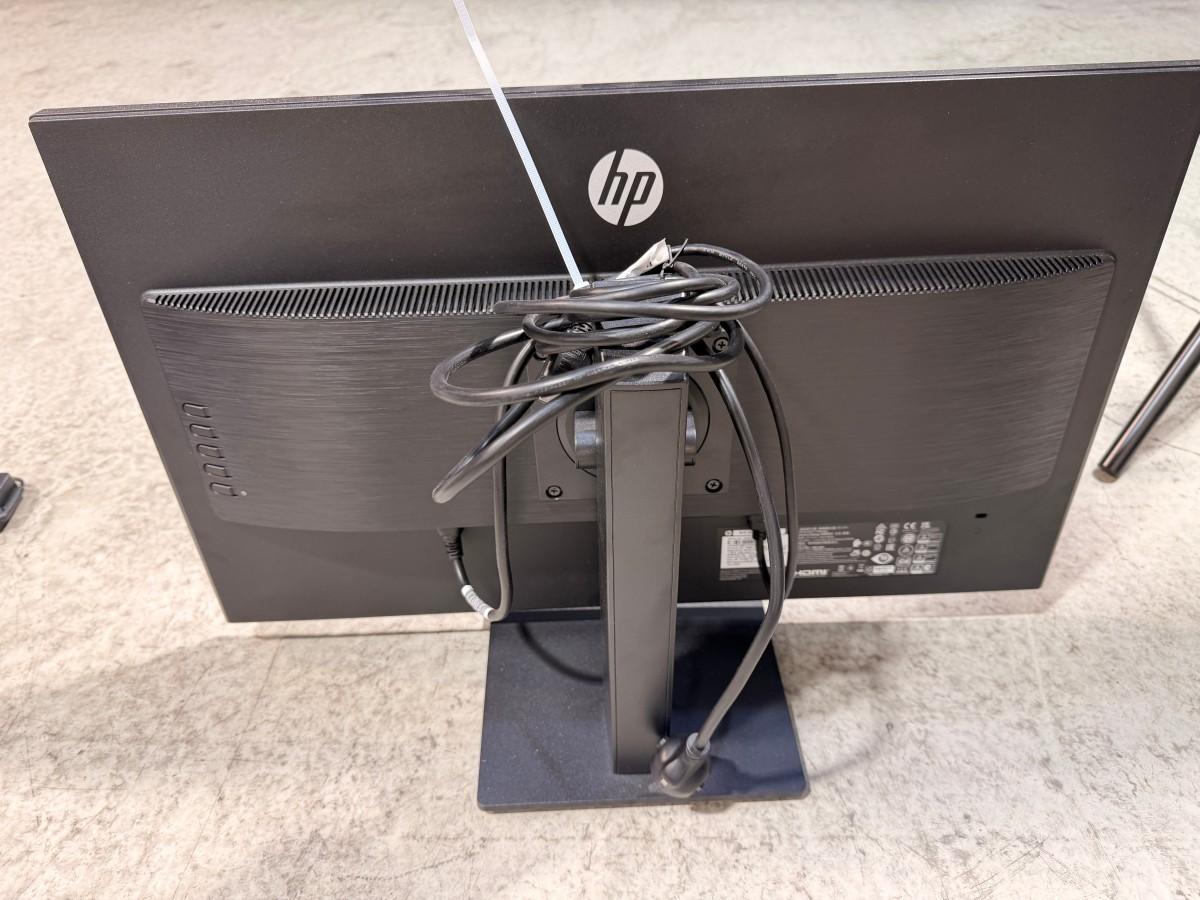 8 HP PC-skjermer med tastaturer, headset og datautstyr
