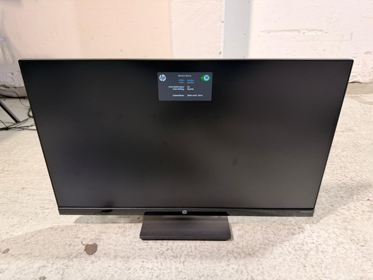 8 HP PC-skjermer med tastaturer, headset og datautstyr