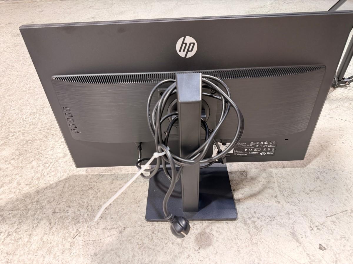 8 HP PC-skjermer med tastaturer, headset og datautstyr