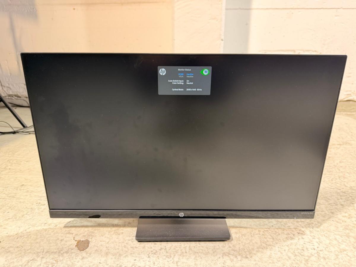 8 HP PC-skjermer med tastaturer, headset og datautstyr