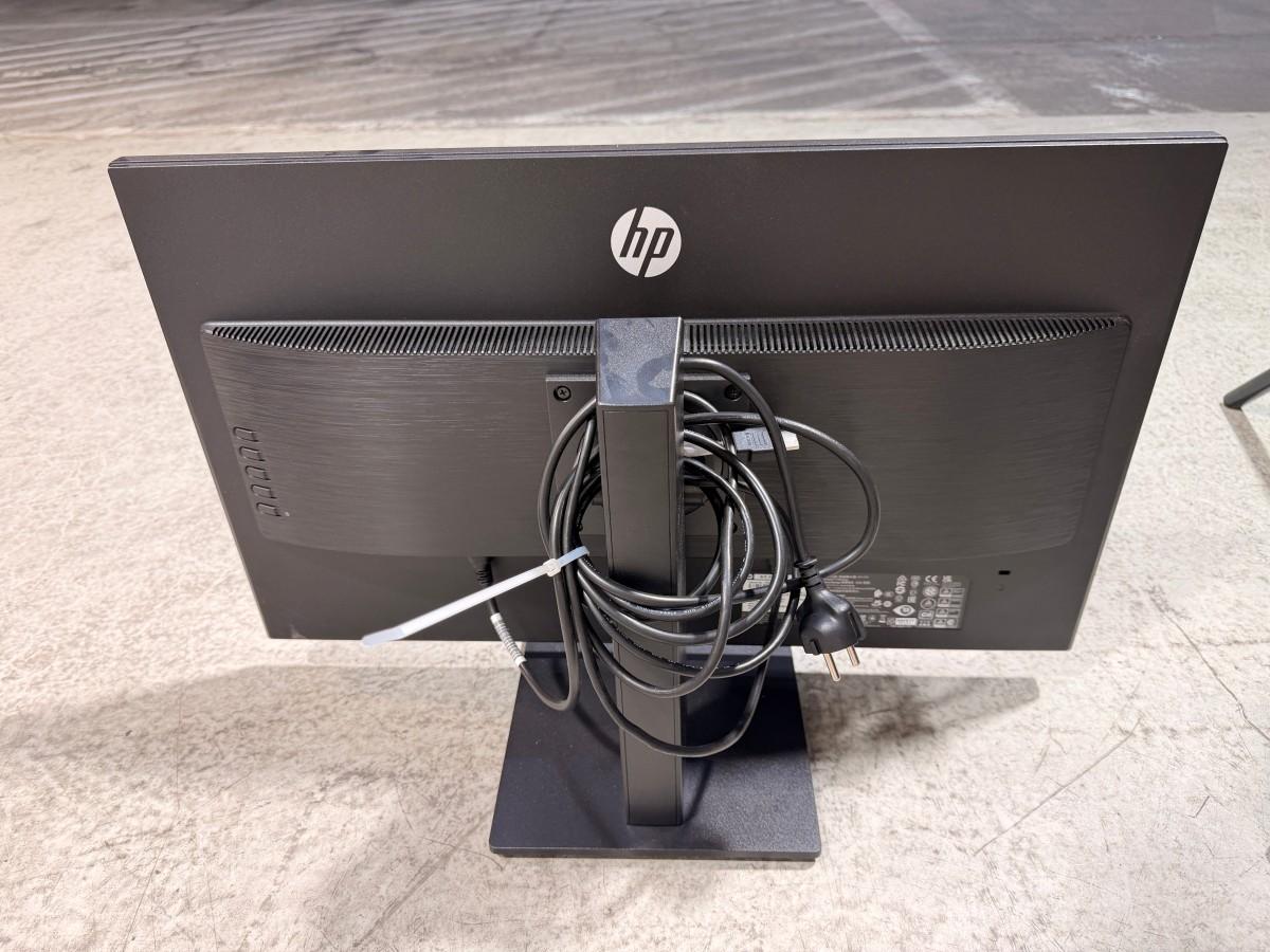 8 HP PC-skjermer med tastaturer, headset og datautstyr