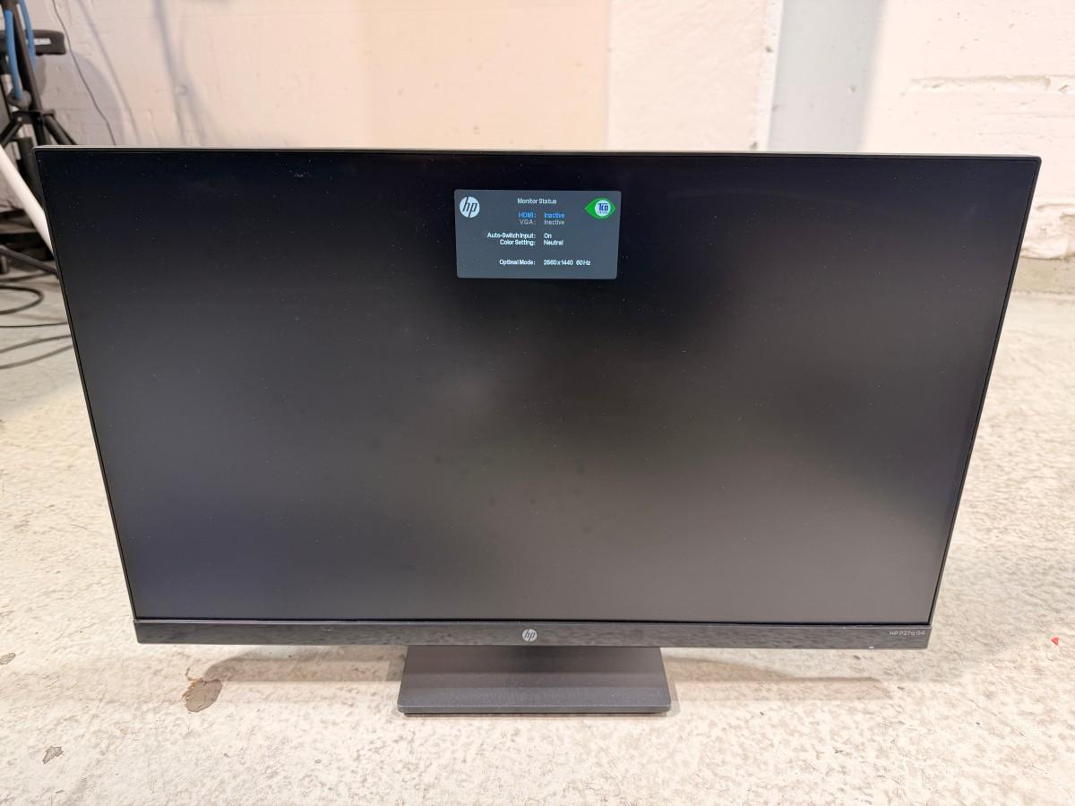 8 HP PC-skjermer med tastaturer, headset og datautstyr