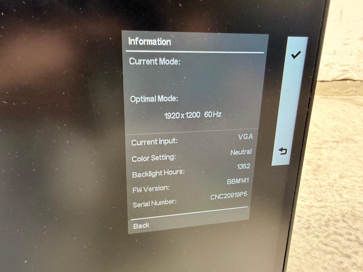 8 HP PC-skjermer med tastaturer, headset og datautstyr