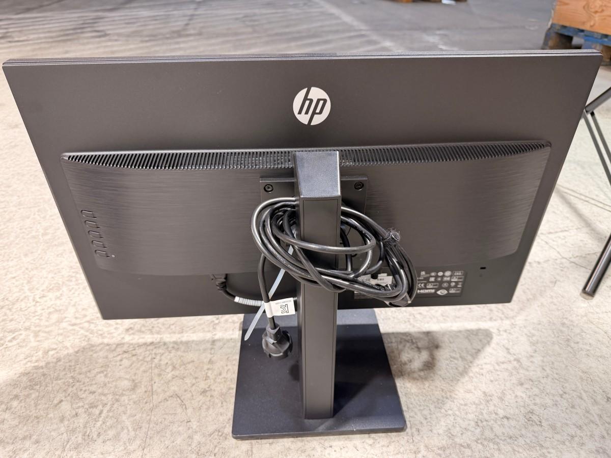 8 HP PC-skjermer med tastaturer, headset og datautstyr