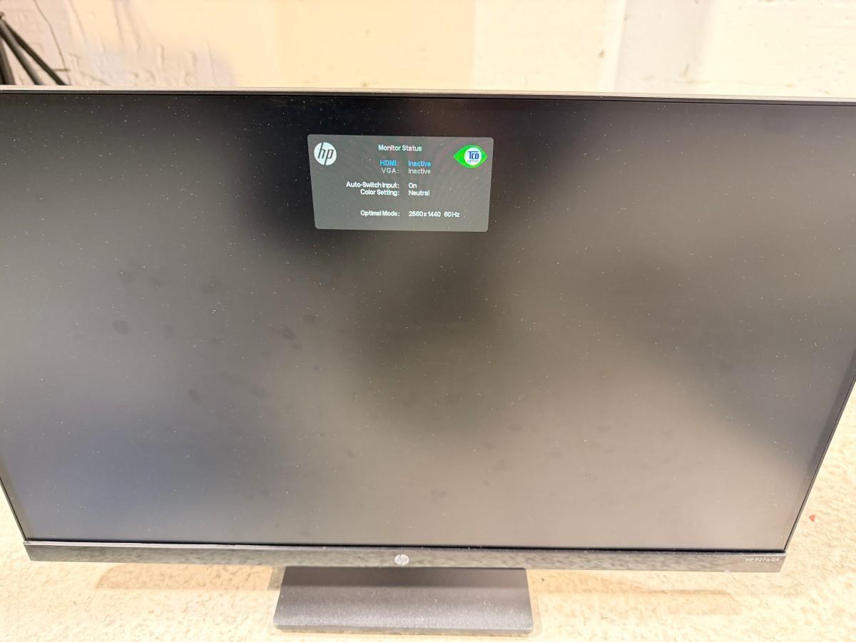 8 HP PC-skjermer med tastaturer, headset og datautstyr