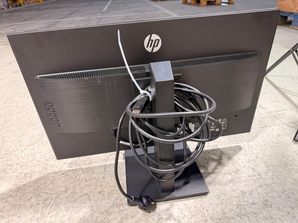 8 HP PC-skjermer med tastaturer, headset og datautstyr