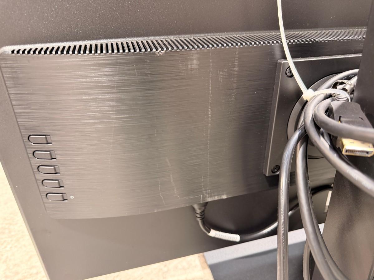 8 HP PC-skjermer med tastaturer, headset og datautstyr