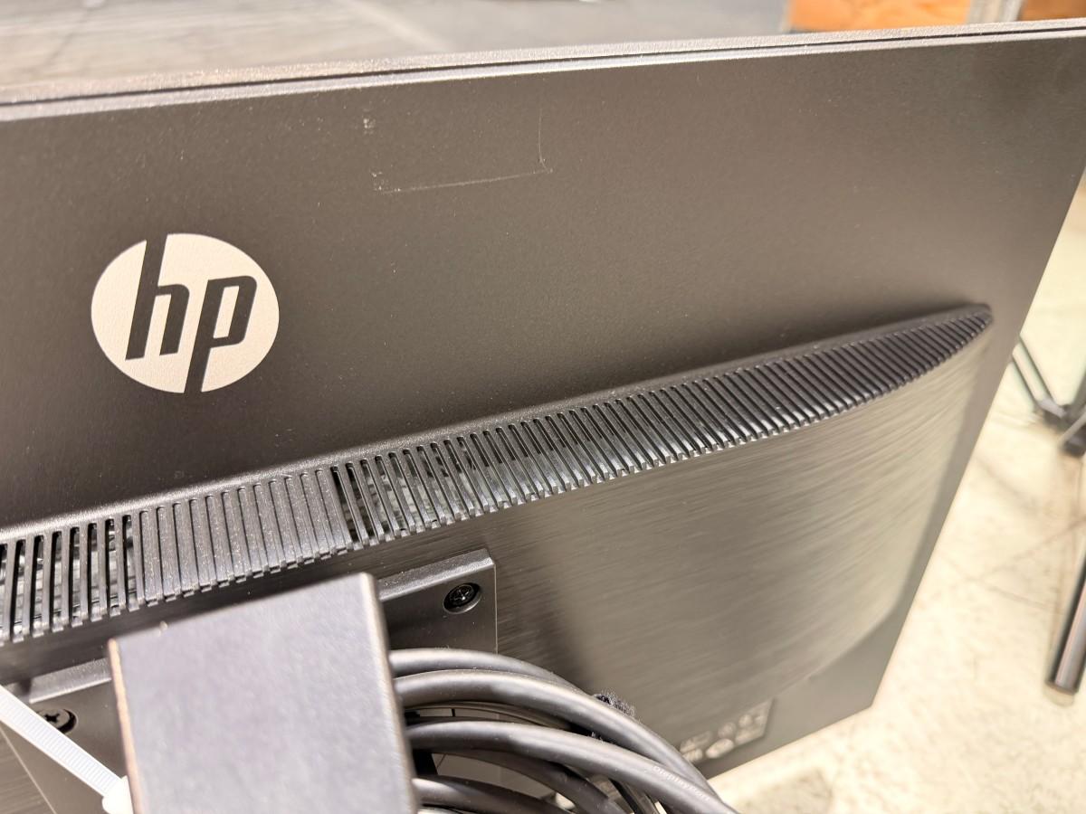8 HP PC-skjermer med tastaturer, headset og datautstyr