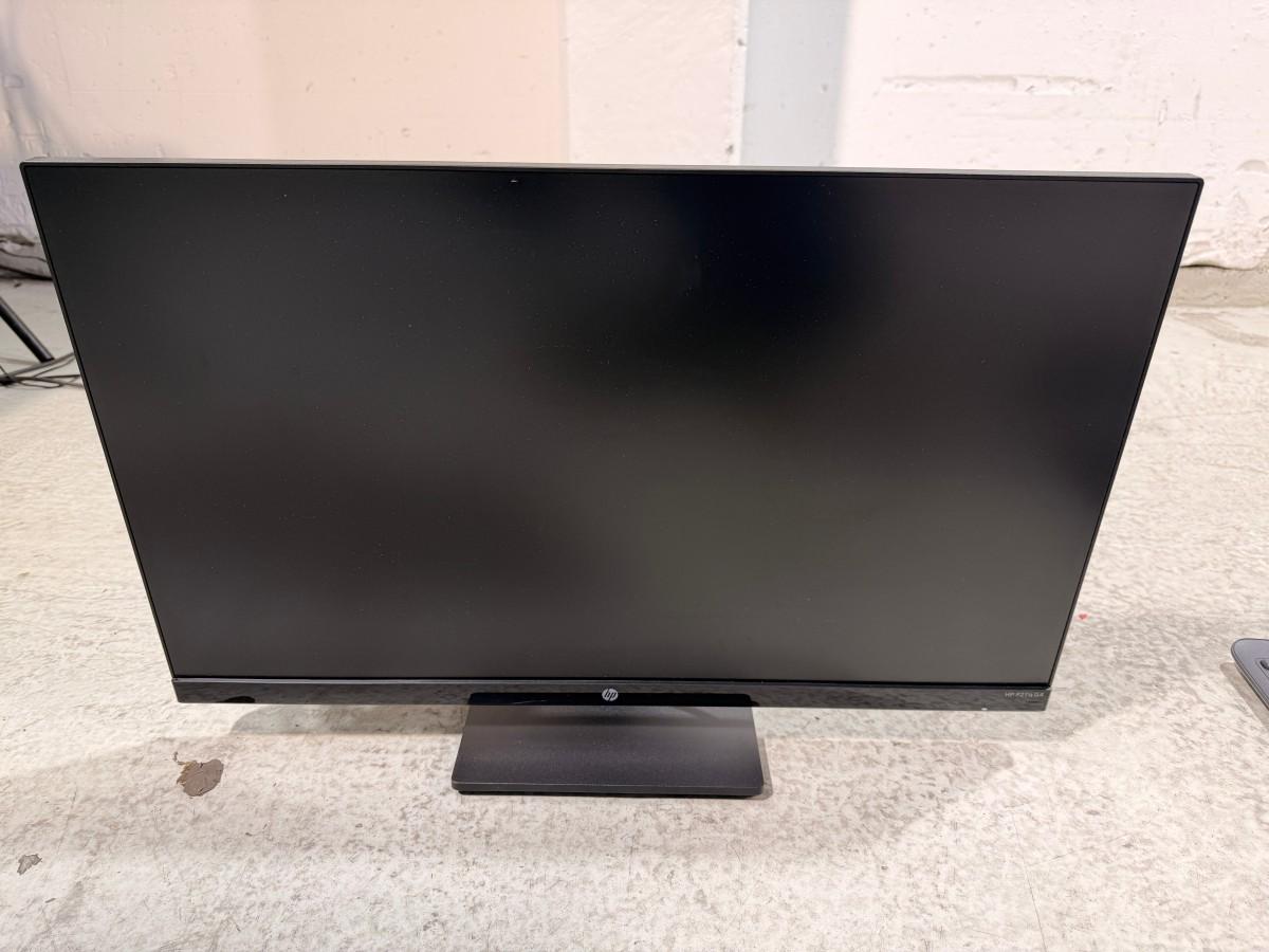 8 HP PC-skjermer med tastaturer, headset og datautstyr