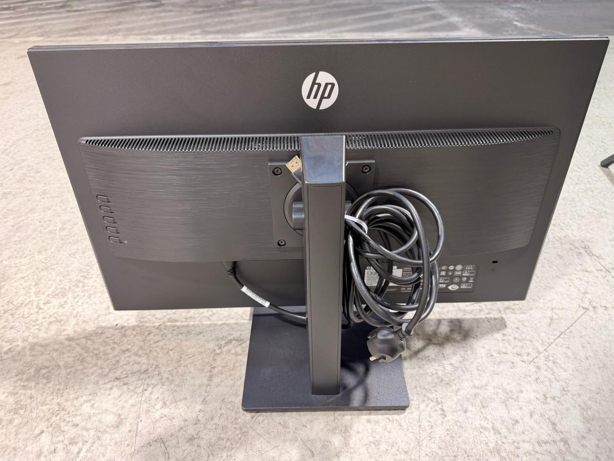 8 HP PC-skjermer med tastaturer, headset og datautstyr