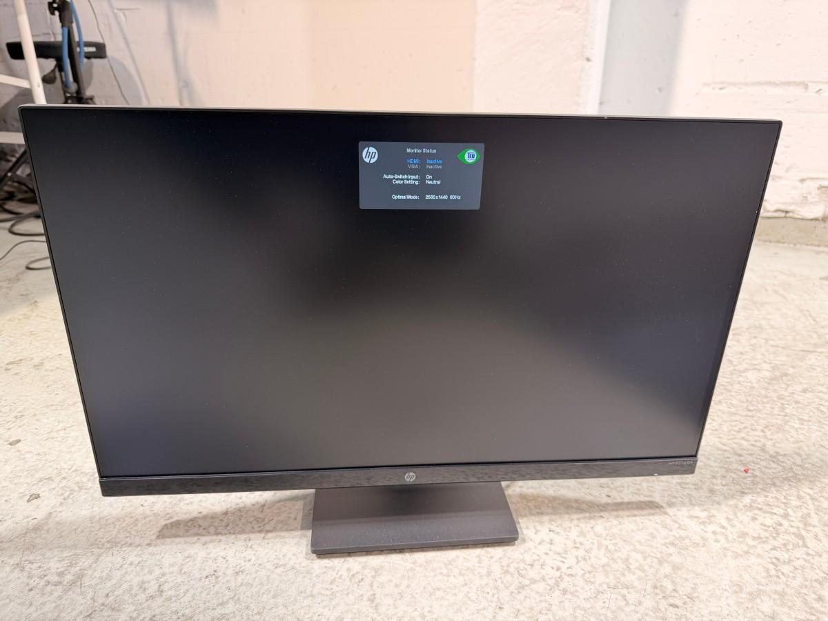 8 HP PC-skjermer med tastaturer, headset og datautstyr