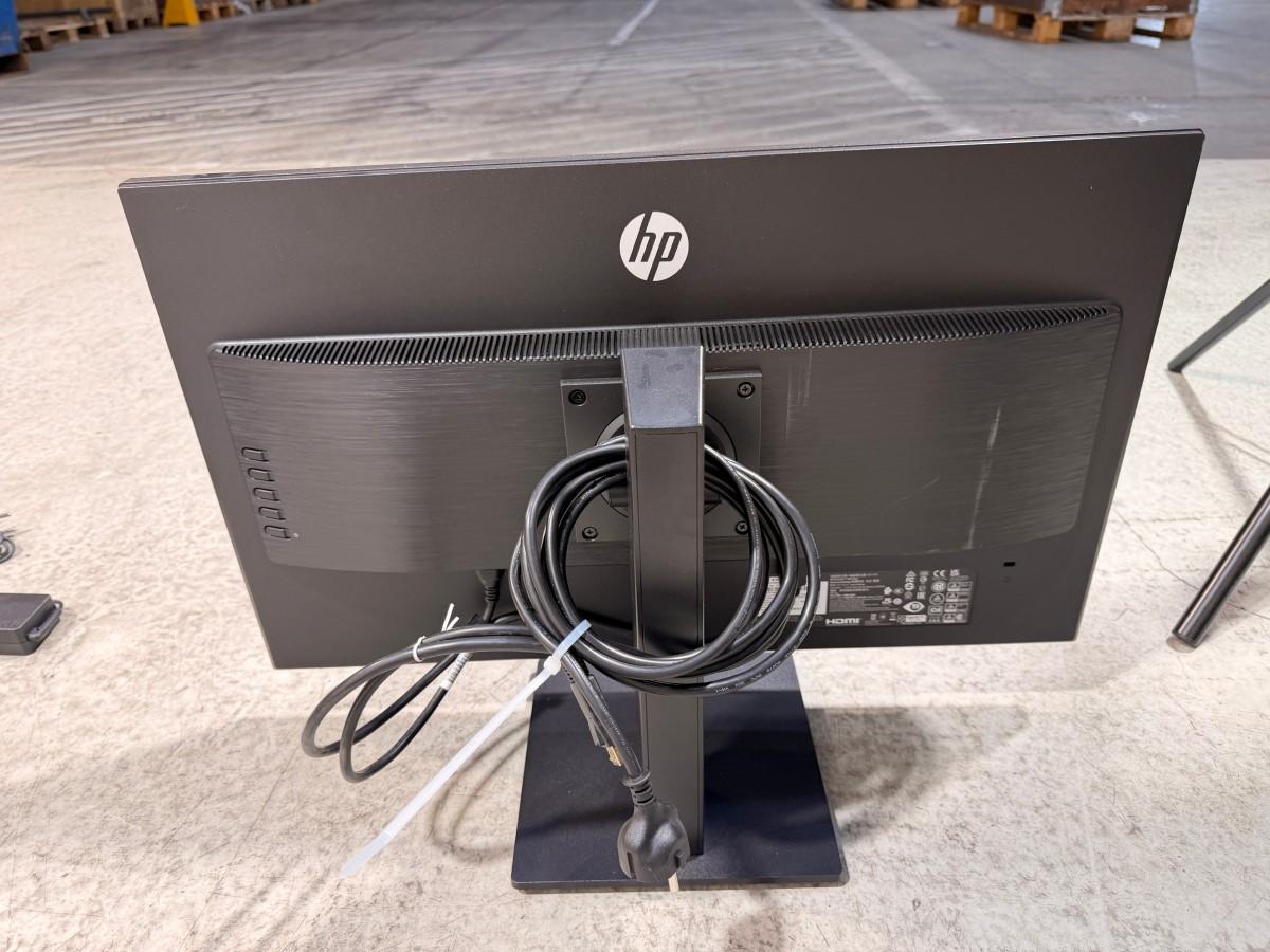 8 HP PC-skjermer med tastaturer, headset og datautstyr