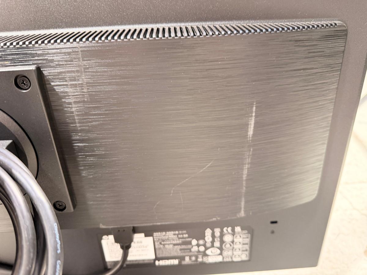 8 HP PC-skjermer med tastaturer, headset og datautstyr