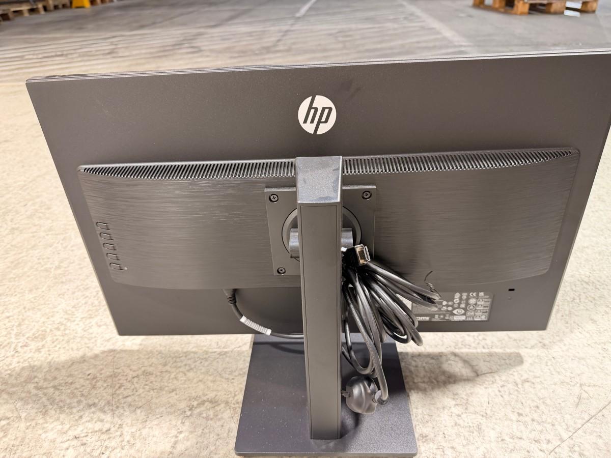 8 HP PC-skjermer med tastaturer, headset og datautstyr
