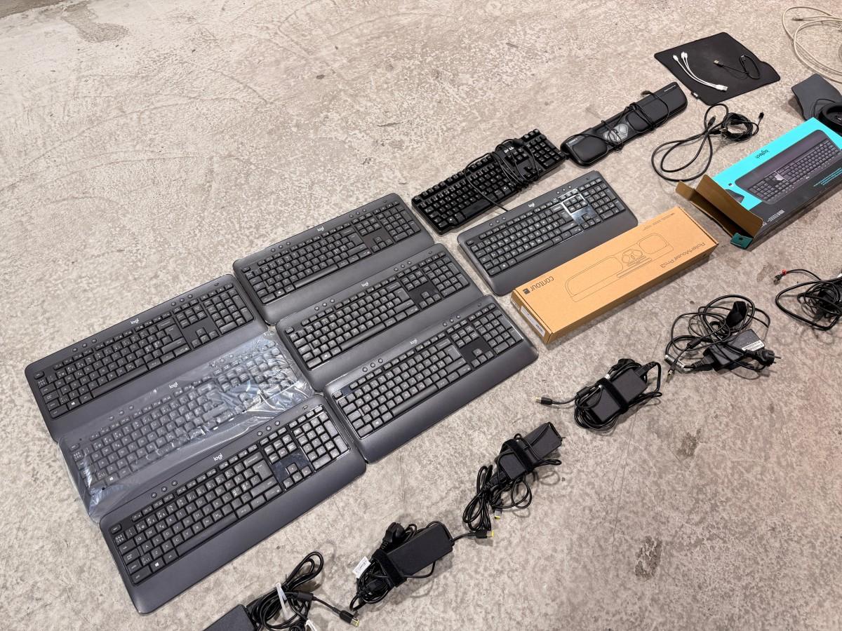 8 HP PC-skjermer med tastaturer, headset og datautstyr