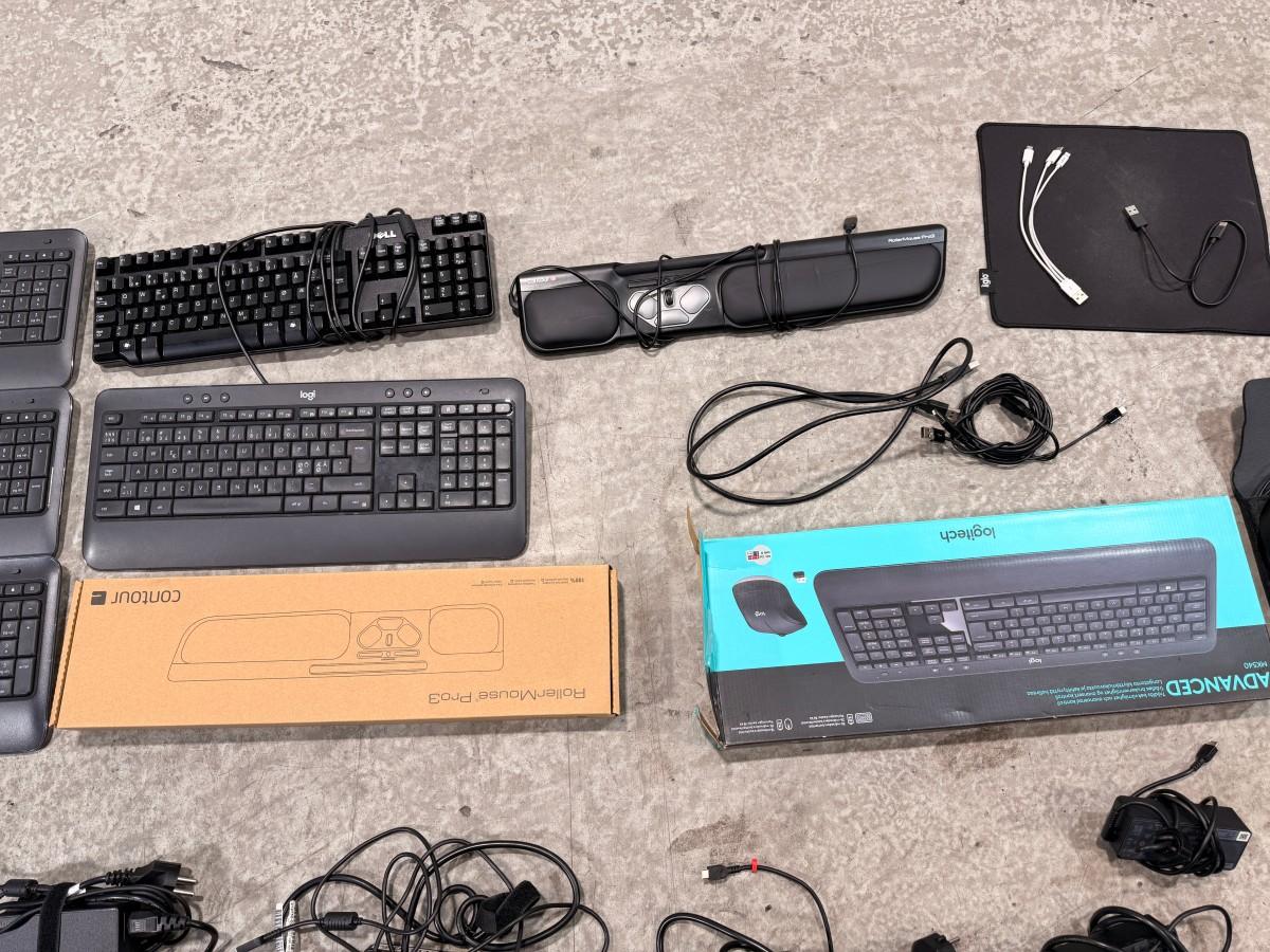 8 HP PC-skjermer med tastaturer, headset og datautstyr