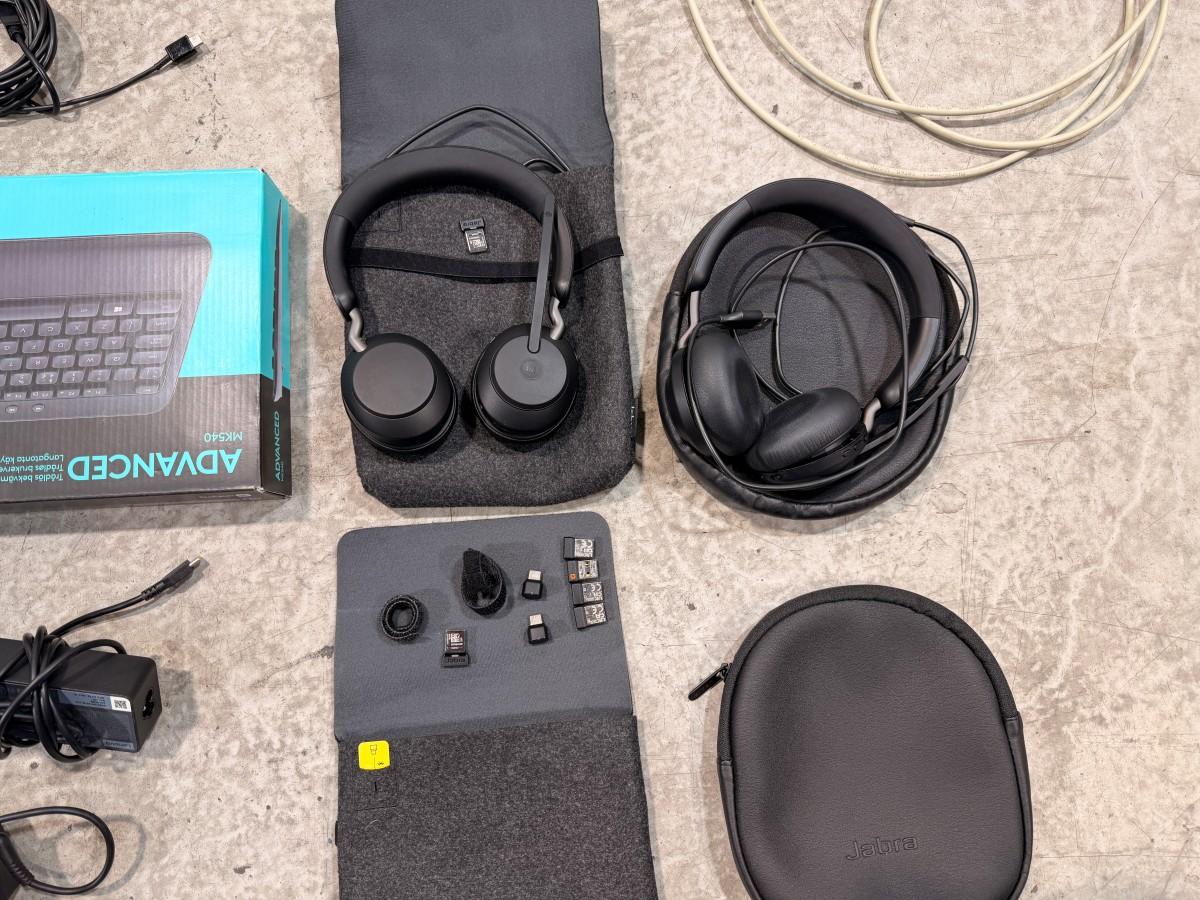8 HP PC-skjermer med tastaturer, headset og datautstyr