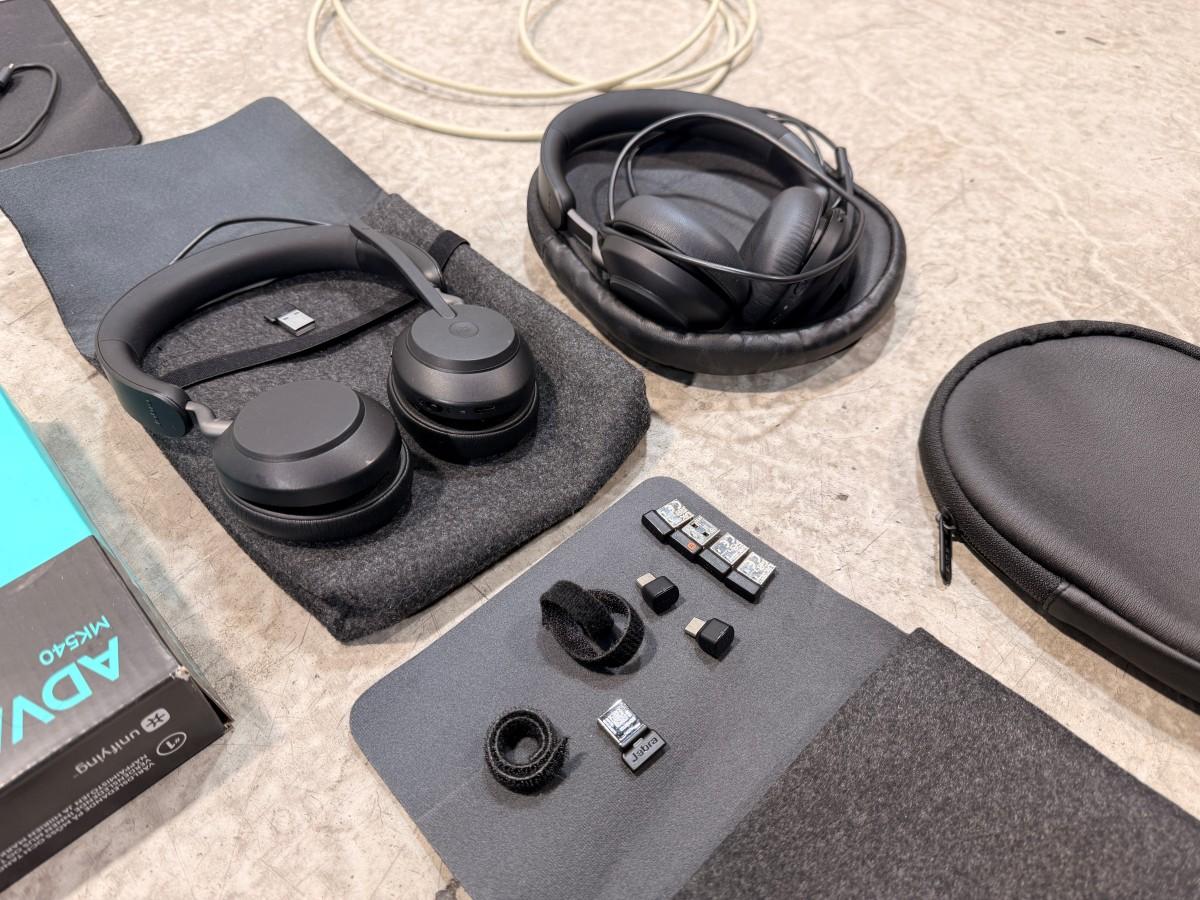 8 HP PC-skjermer med tastaturer, headset og datautstyr