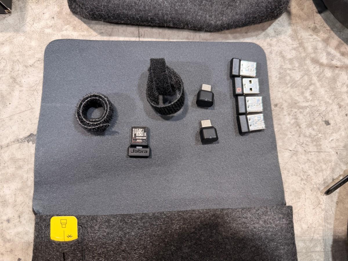 8 HP PC-skjermer med tastaturer, headset og datautstyr