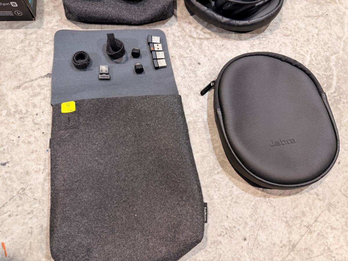8 HP PC-skjermer med tastaturer, headset og datautstyr