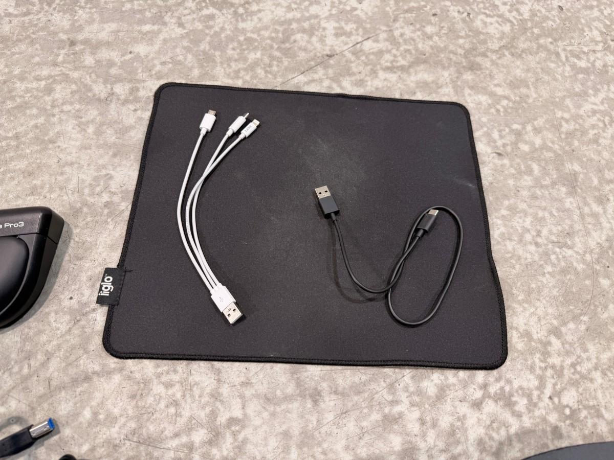8 HP PC-skjermer med tastaturer, headset og datautstyr