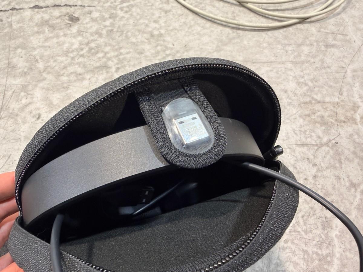 8 HP PC-skjermer med tastaturer, headset og datautstyr