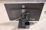 8 HP PC-skjermer med tastaturer, headset og datautstyr