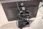 8 HP PC-skjermer med tastaturer, headset og datautstyr
