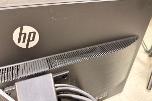 8 HP PC-skjermer med tastaturer, headset og datautstyr