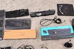 8 HP PC-skjermer med tastaturer, headset og datautstyr