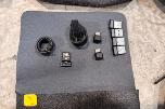 8 HP PC-skjermer med tastaturer, headset og datautstyr